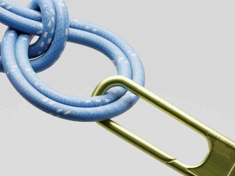 Blue rope looped through a gold metal link representing backlinks in off-page SEO strategies